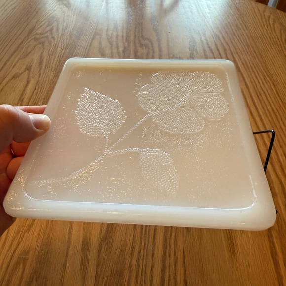 Set of 4 Vintage Milk Glass Hot Plates with a Wooden Holder - Picture 4 of 6